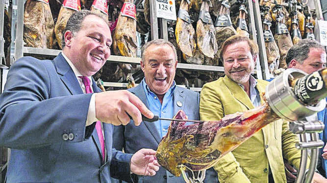 El presidente de la Diputación de Huelva, David Toscano, cortando jamón.