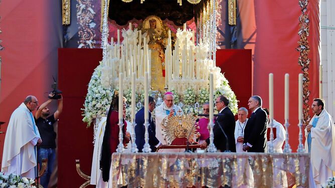 Coronación de la Virgen de la Amargura en Huelva.