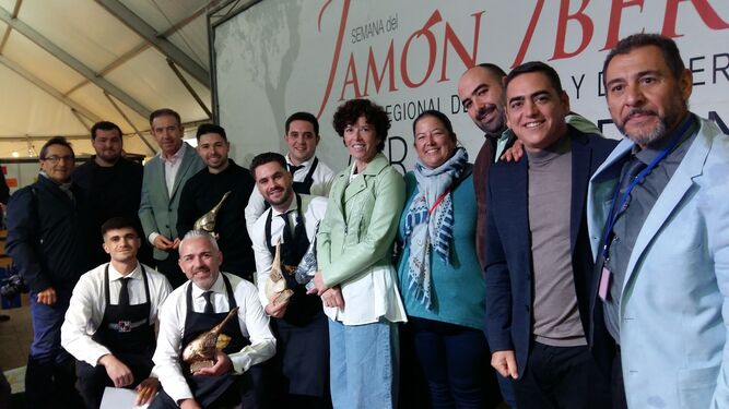Ganadores y miembros de la organización del Concurso de Cortadores de Jamón en Aracena