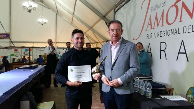 El alcalde de Aracena con el ganador del Concurso de Cortadores de Jamóna