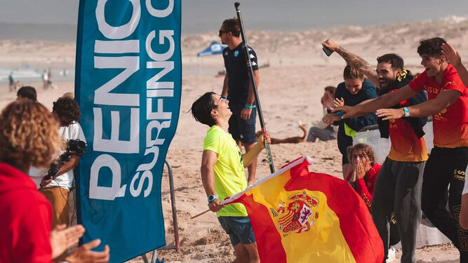 El joven Augusto García celebra su oro en el Campeonato de Europa en la playa de Peniche (Portugal)