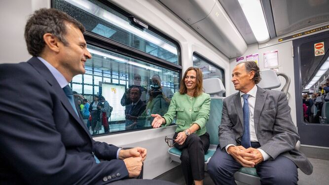 La consejera de Fomento, Rocío Díaz, conversa con los alcaldes de Cádiz y Chiclana, Bruno García y José María Román, a bordo del tren-tranvía de la Bahía.