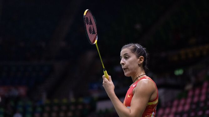 Carolina Marín sostiene su raqueta.