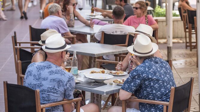Turistas en una terraza en Baleares