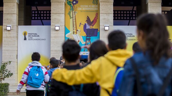 Escolares entran a la Casa Colón en la anterior edición del Festival de Huelva de Cine Iberoamericano