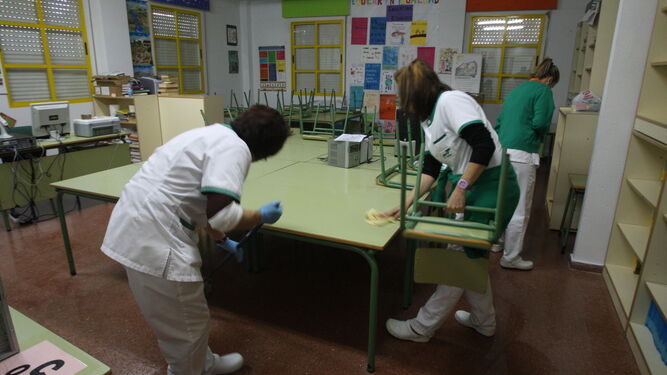 Limpiadoras trabajando en un colegio