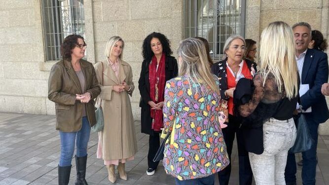 Susana Rivas (PSOE) conversa con diferentes colectivos