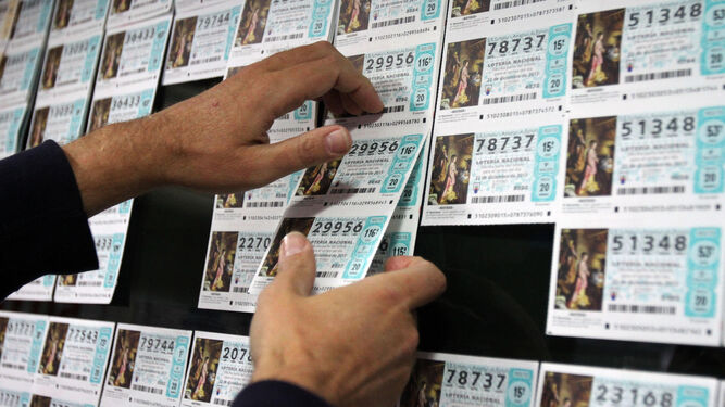Un lotero toma un boleto en una administración de la provincia