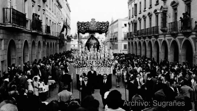 María Santísima de la Amargura recorre la Gran Vía en la procesión mariana del 7 de septiembre de 1956 en honor a la Virgen de la Cinta.