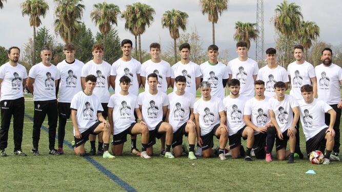 Los jugadores y cuerpo técnico del juvenil A del Córdoba CF, con las camisetas dedicadas a Álvaro Prieto.