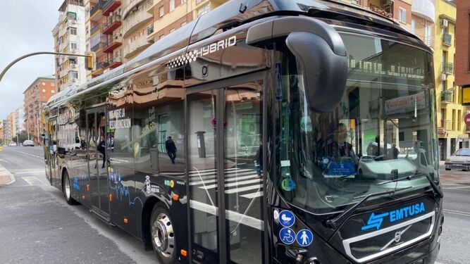 Autobús híbrido circulando por Huelva.