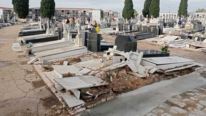 Lápidas destrozadas en tumbas del Cementerio de La Soledad.