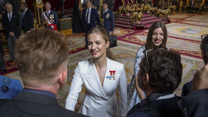 Doña Leonor y su hermana, la infanta Sofía saludan a los medios gráficos en el Palacio Real