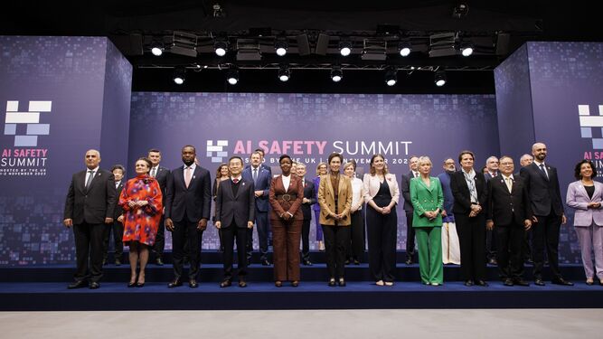 Participantes en la cumbre sobre seguridad de IA en Reino Unido