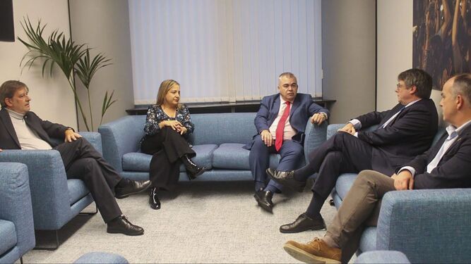 Imagen de la reunión entre Santos Cerdán y Carles Puigdemont y otros miembros del PSOE y Junts, el pasado lunes.