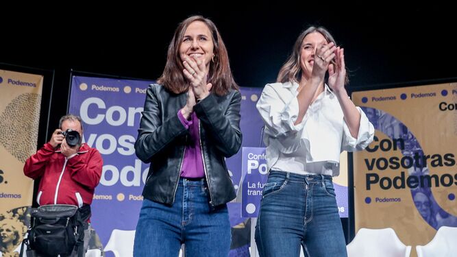 Ione Belarra junto a Irene Montero durante el acto de Podemos.