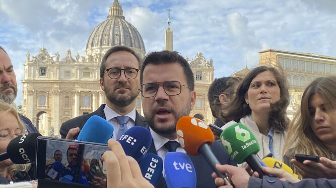 El presidente catalán, Pere Aragonès, atiende a los medios tras mantener una reunión con el papa Francisco en el Vaticano, este lunes.