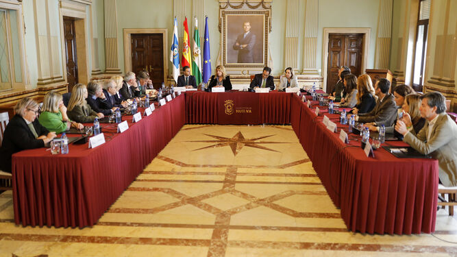 Reunión del consejero y la alcaldesa con los agentes jurídicos de Huelva.