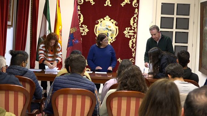 El Ayuntamiento de Aracena concede 31 becas a jóvenes por valor de hasta 1.350 euros