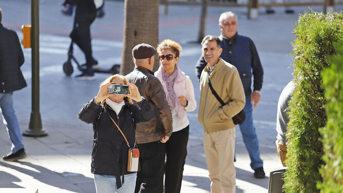 Una mujer realiza una foto con su móvil en Huelva