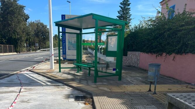 La Junta mejora la parada de autobuses en la zona de Urbasur de Isla Cristina instalando una marquesina