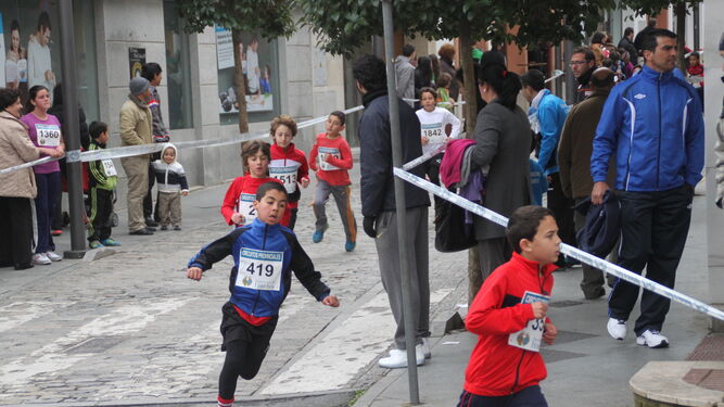 Niños corriendo por las calles de Lepe