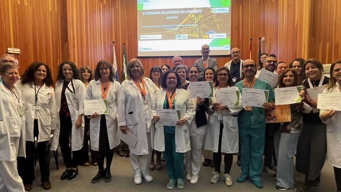 Profesionales del Hospital Juan Ramón Jiménez de Huelva recogen las distinciones.