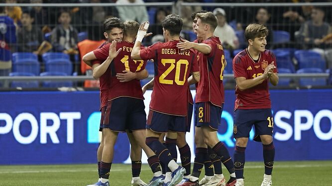 Fermín López, abrazado a su compañero, celebran un gol de la sub 21.