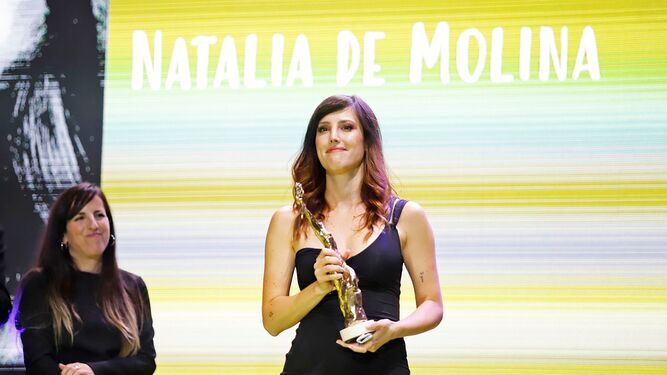 Natalia Molina con el premio junto a su hermana Celia.