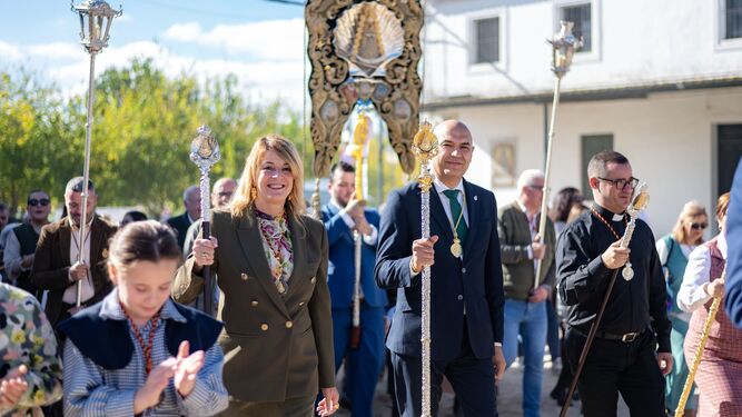 La alcaldesa de Huelva junto al presidente de la Hermandad de Emigrantes.