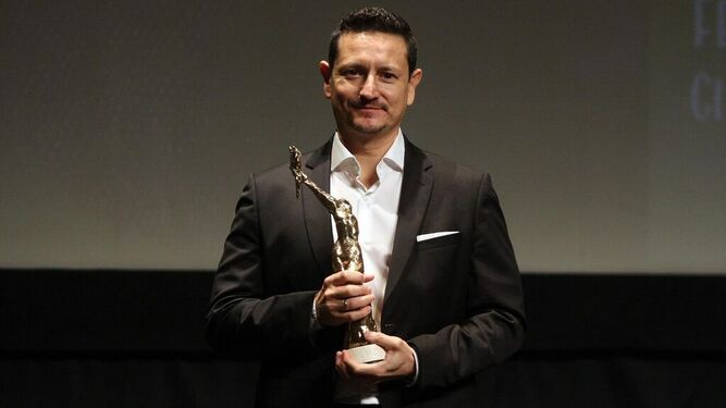 El productor José Alba recoge  el Premio Luz.