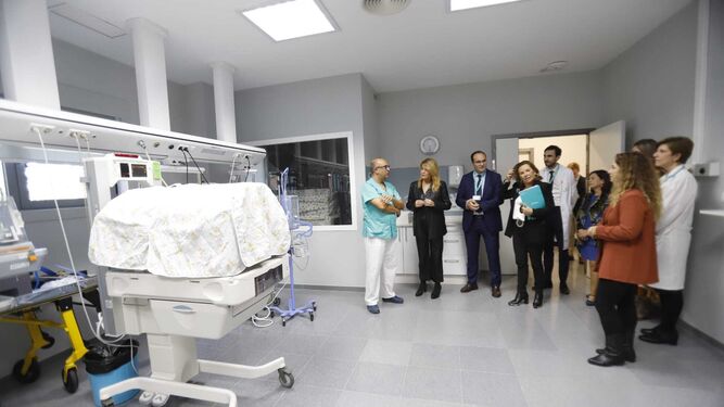 La alcaldesa Pilar Miranda visita la UCI de neonatos del hospital Quirónsalud de Huelva