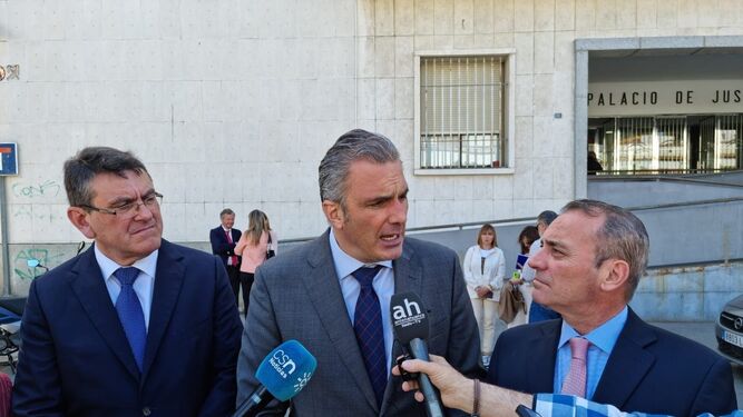 El vicepresidente nacional de Vox , Javier Ortega Smith, en la puerta del Palacio de Justicia de Huelva