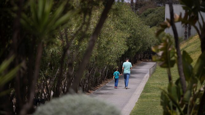 Dos visitantes caminan por un sendero del parque botánico Celestino Mutis.