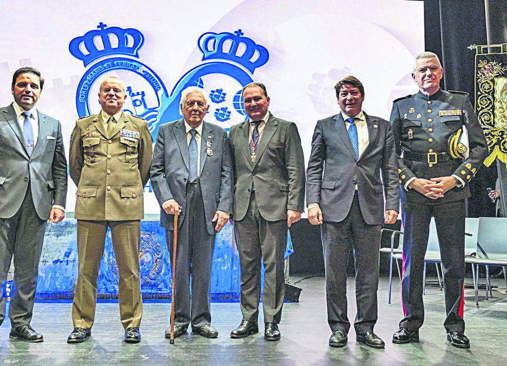 El galardonado Jos&eacute; Mar&iacute;a Segovia con el presidente de la Diputaci&oacute;n y diversas autoridades.
