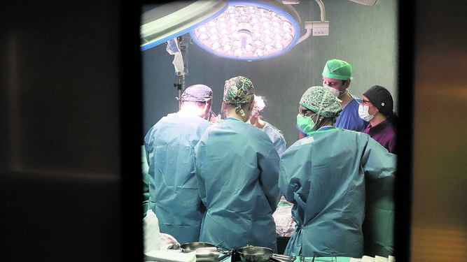 Una operación quirúrgica en un hospital de Huelva.
