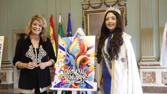 La alcaldesa de Huelva, Pilar Miranda, y la choquera mayor, Andrea Sánchez, junto al cartel