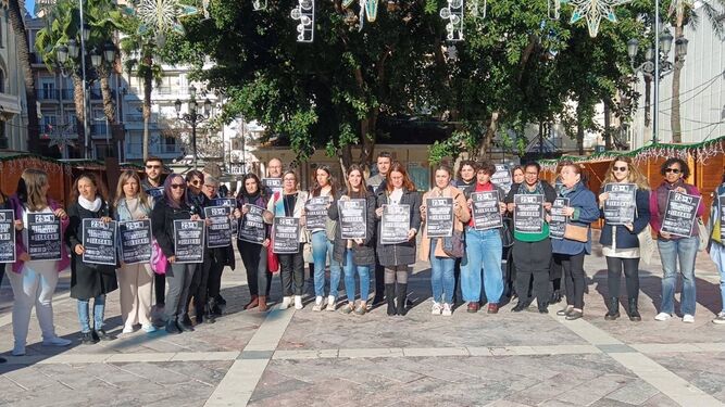 Representantes de los diferentes colectivos que componen el Movimiento Feminista de Huelva, este jueves en la plaza de Las Monjas de la capital