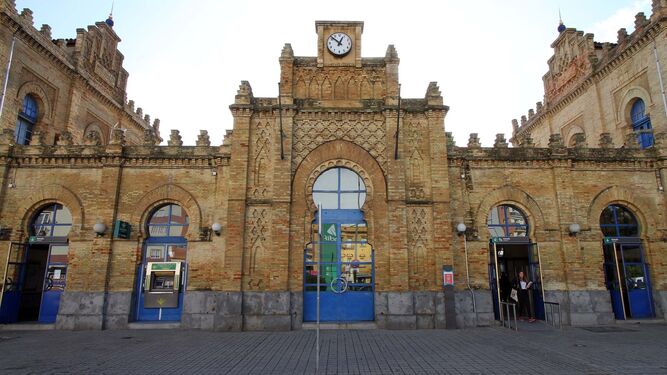 Fachada de la antigua estación de ferrocarril de Huelva.