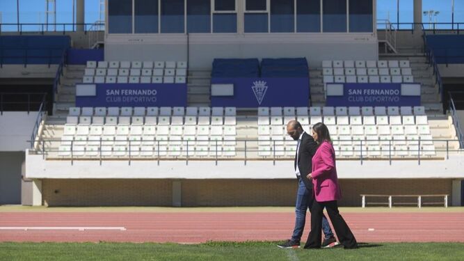 La alcaldesa, Patricia Cavada , y el presidente del San Fernando CD, Louis Kizinger, en el estadio  de Bahía  Sur, en una imagen reciente.
