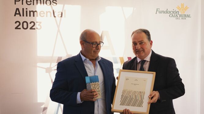 Hudisa recibe el premio de manos del presidente de la Diputación, David Toscano