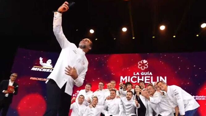 El tradicional 'selfie' de Quique Dacosta con los restaurantes tres estrellas Michelin.