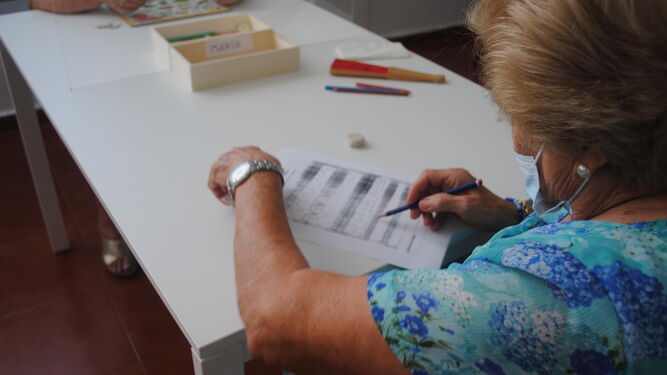 Una señora realiza ejercicios de memoria en AFA Huelva