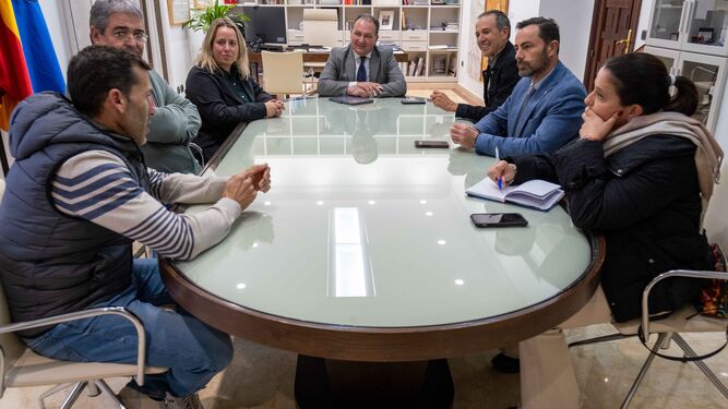Reunión en Diputación con representantes de El Almendro.