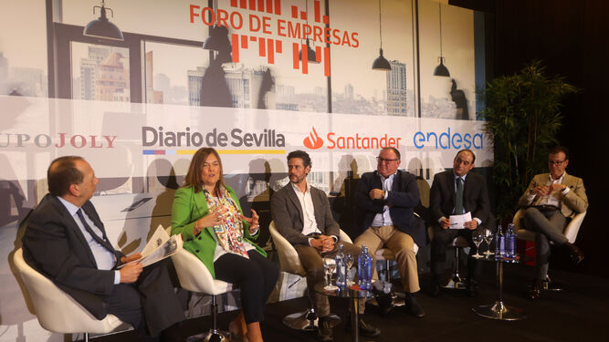 José Antonio Carrizosa, que hizo de moderador, Lorena Ruiz, Raúl Cortés, Rafael Ruiz, Francisco Haro y David Gavira participan en la mesa de debate.