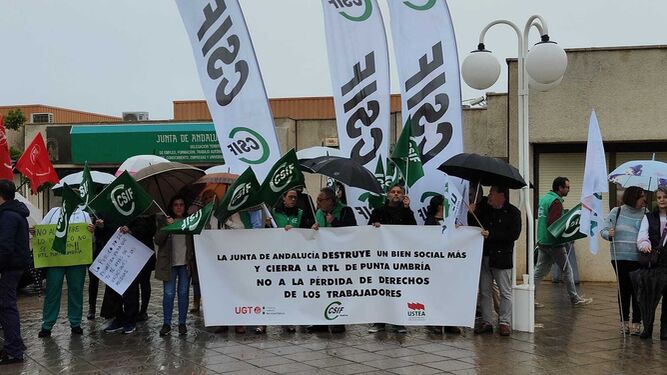 Protesta de los trabajadores de la residencia de tiempo libre de Punta Umbría.