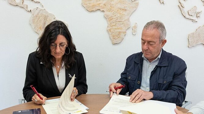 Firma del convenio entre la rectora de la Universidad de Huelva y la Asociación Onubense de Transportes por Carretera