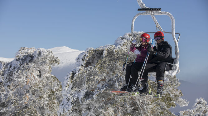 Turistas, preparados para esquiar en Sierra Nevada.