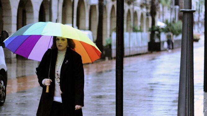 Una mujer pasea en Huelva con su paraguas este jueves