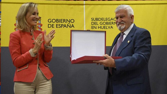 Manuela Parralo entrega el Premio Martín Alonso Pinzón al presidente de la Asociación de Memoria Democrática